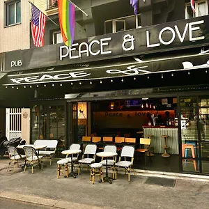호스텔 피스&러브, 파리